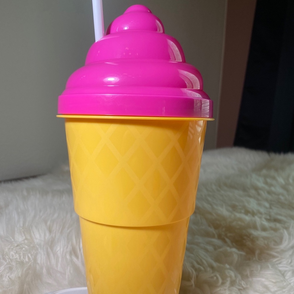 OVER SIZED PLASTIC CUP ICE CREAM CONE NOVELTY TUMBLER WITH STRAW - Picture 1 of 6